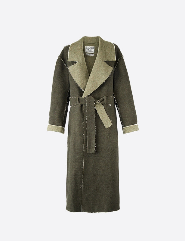 Abrace el estilo sofisticado con el Abrigo AMELIA de DANCASSAB, una pieza clásica con detalles modernos que transformarán su vestuario de invierno.