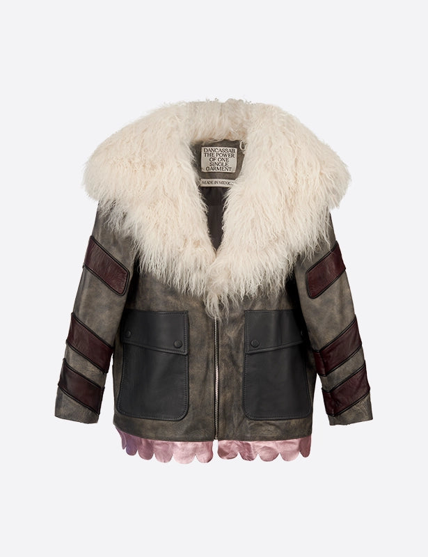 Sé el centro de todas las miradas con la Chaqueta BELLAGIO de DANCASSAB, que combina el lujo del cuero de cordero y el pelo mongol con detalles niquel free.