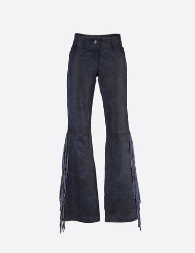 Descubre el Pantalón LINDSEY de DANCASSAB, una fusión de cuero premium y diseño bohemio con flecos, perfecto para destacar en cualquier ocasión.