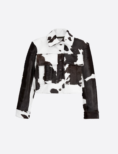 Eleva tu estilo con la Chaqueta ROMA de DANCASSAB, una prenda audaz en cuero con diseño de piel de vaca.