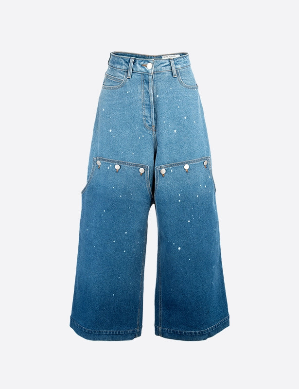 Descubre los Pantalones SAGITARIO de DANCASSAB, hechos con mezclilla de algodón puro con detalles finos y duraderos.